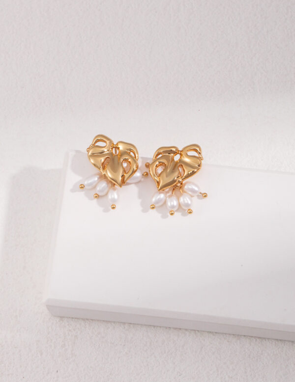 Verdant Bloom Earrings – Gold-plated monstera leaves with delicate pearl accents, inspired by nature’s beauty.